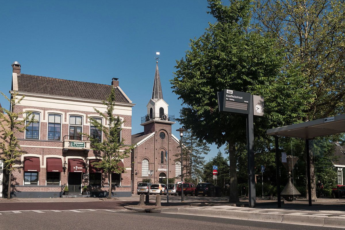 Raadhuisstraat in Landsmeer met een kerk van Landsmeer, uitvaart in Landsmeer