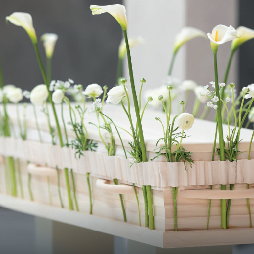 Kist met bloemenband - Uitvaartverzorging De Vries Kist met bloemenband - Uitvaartverzorging De Vries